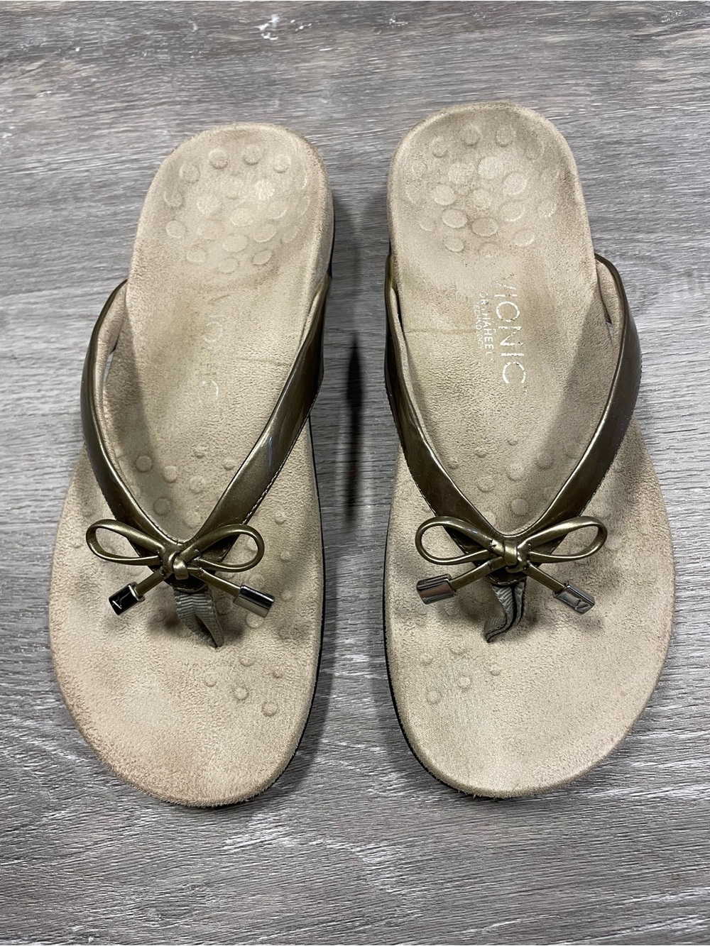 Vionic Bella Pewter Metallic Bow Thong Sandals Women’s Size 8 Arch Support